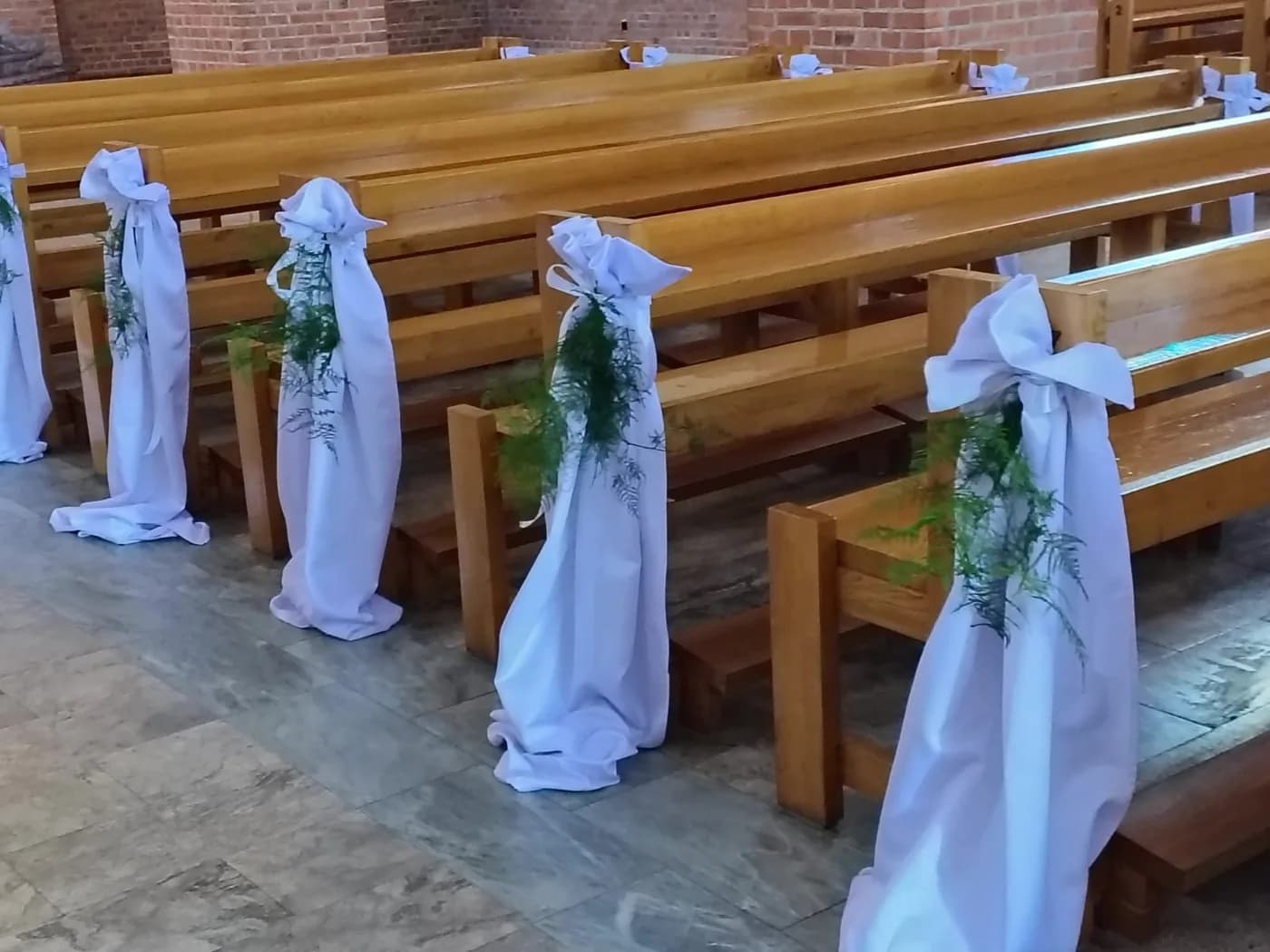 Dekoracja ślubna kościoła — Kwiaciarnia Pobłoccy Starogard Gdański